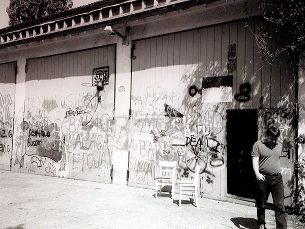 Sozialarbeiter vor Graffiti