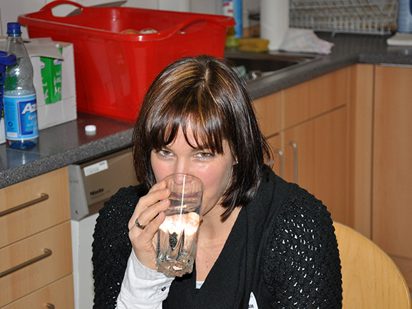 LB-Assistentin Sabine mit klarem Wasser