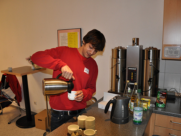 Projektleiter Marc mit Kaffeekanne